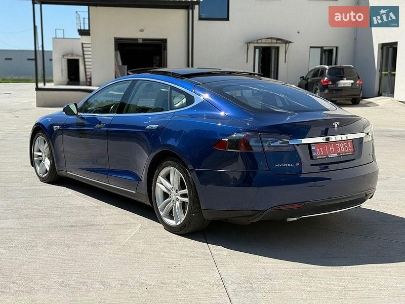 Лифтбек Tesla Model S 2015 в Луцке