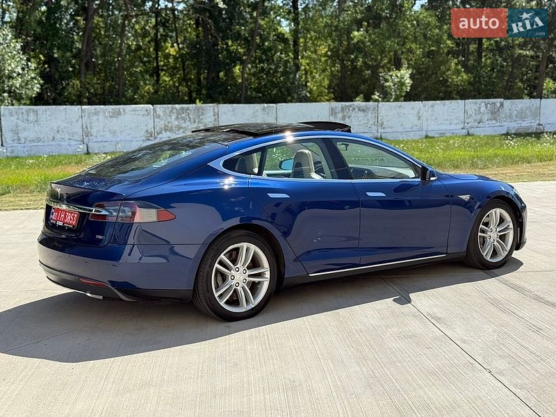 Лифтбек Tesla Model S 2015 в Луцке