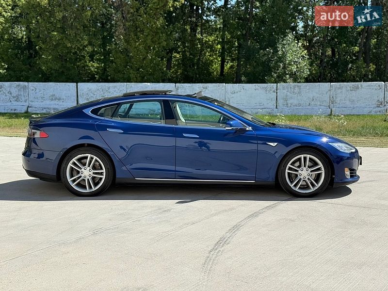 Лифтбек Tesla Model S 2015 в Луцке