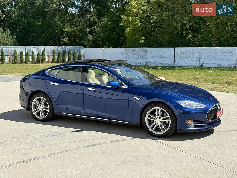 Лифтбек Tesla Model S 2015 в Луцке