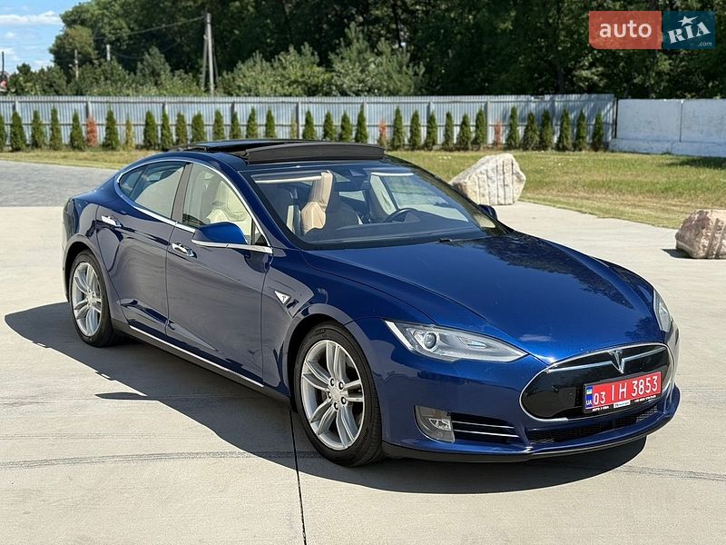 Лифтбек Tesla Model S 2015 в Луцке