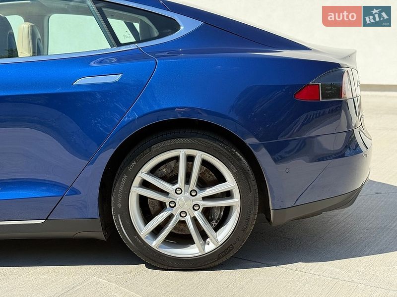Лифтбек Tesla Model S 2015 в Луцке