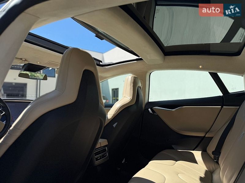 Лифтбек Tesla Model S 2015 в Луцке