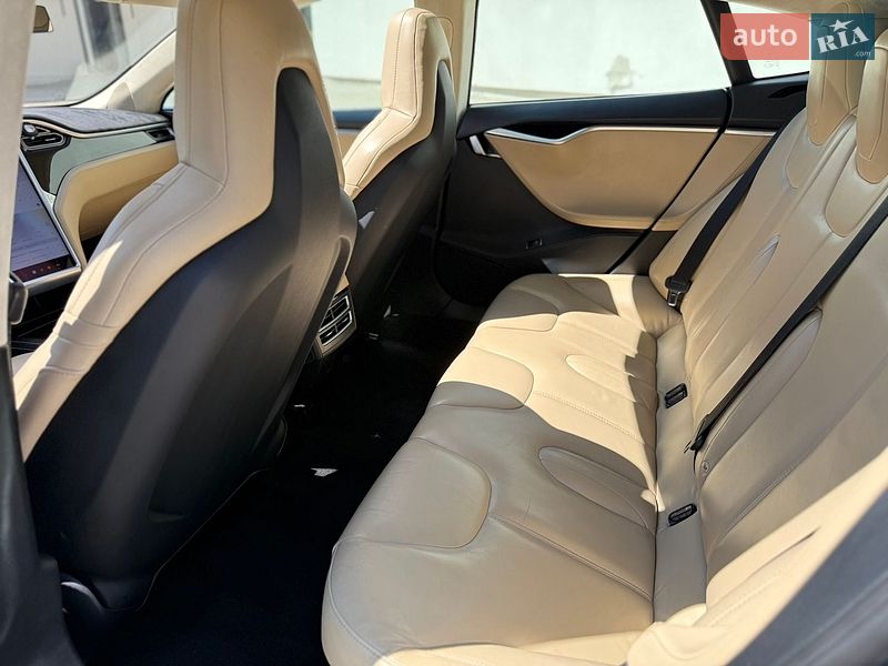 Лифтбек Tesla Model S 2015 в Луцке