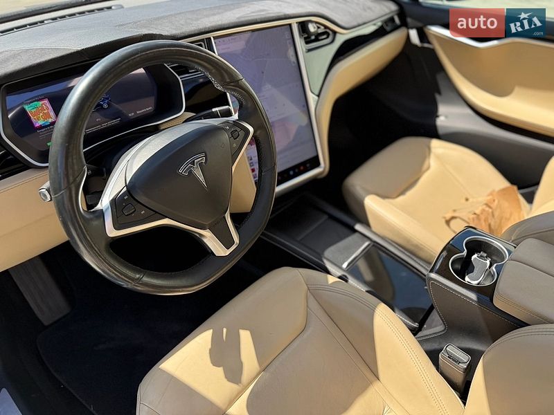 Лифтбек Tesla Model S 2015 в Луцке