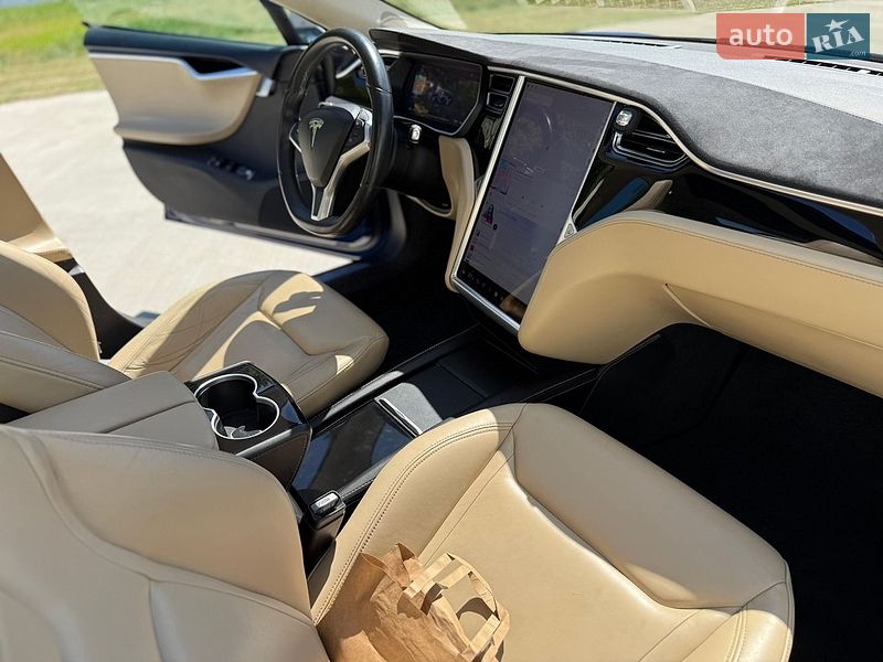 Лифтбек Tesla Model S 2015 в Луцке