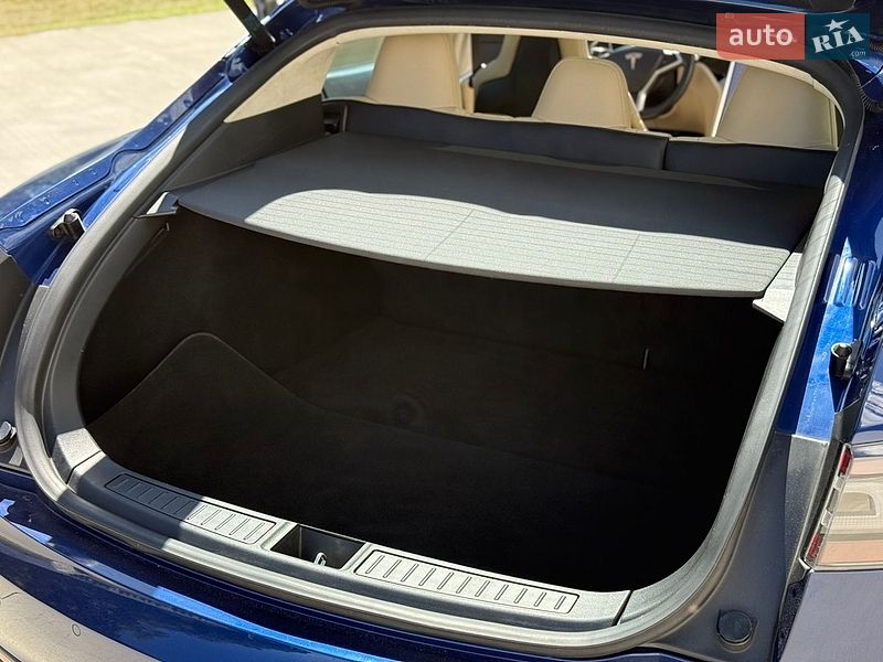 Лифтбек Tesla Model S 2015 в Луцке