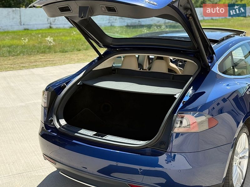 Лифтбек Tesla Model S 2015 в Луцке