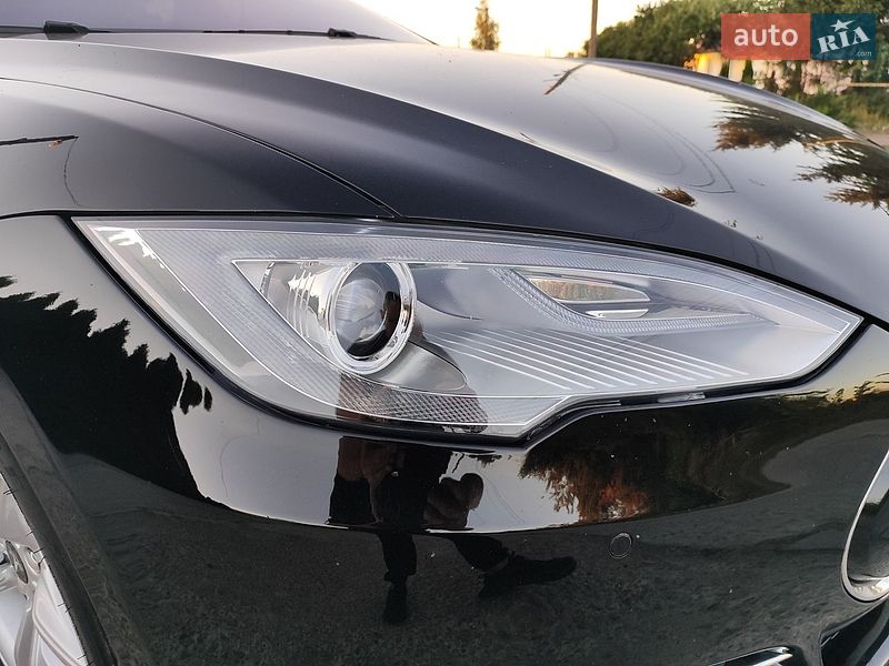Лифтбек Tesla Model S 2013 в Шептицькому