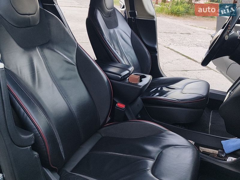 Лифтбек Tesla Model S 2013 в Шептицькому