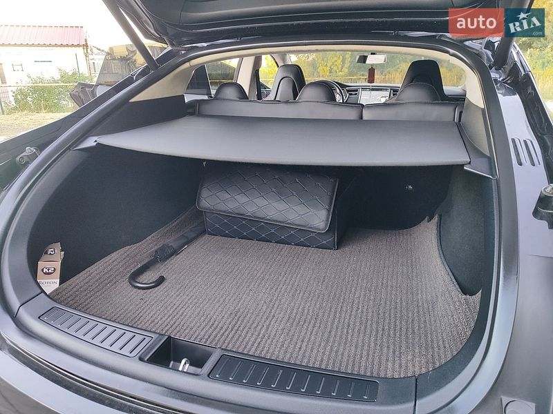 Лифтбек Tesla Model S 2013 в Шептицькому