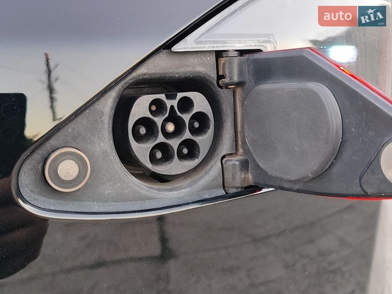Лифтбек Tesla Model S 2013 в Шептицькому