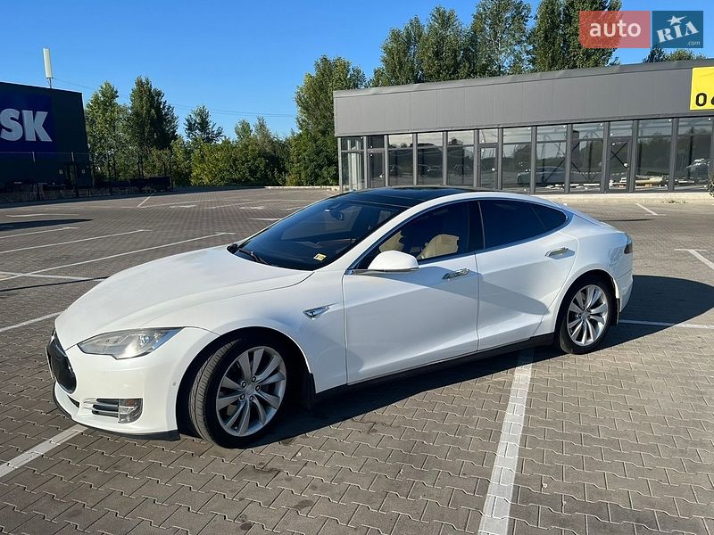 Ліфтбек Tesla Model S 2015 в Києві