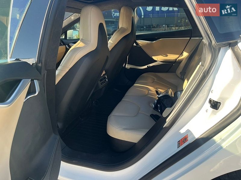 Ліфтбек Tesla Model S 2015 в Києві