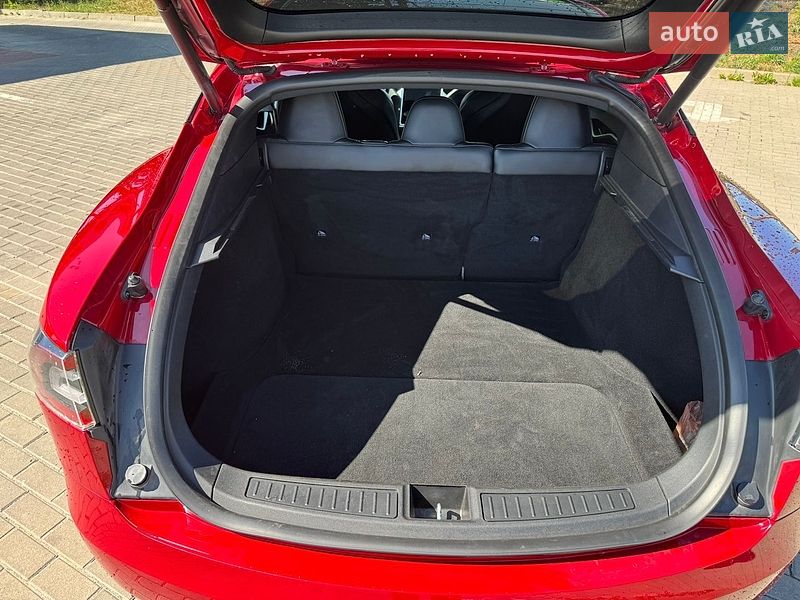 Ліфтбек Tesla Model S 2018 в Львові