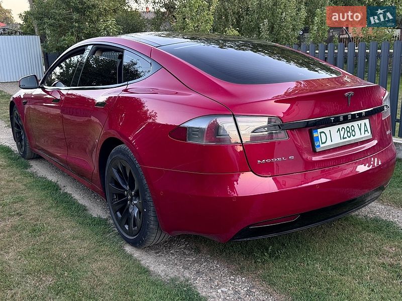 Ліфтбек Tesla Model S 2017 в Чернівцях