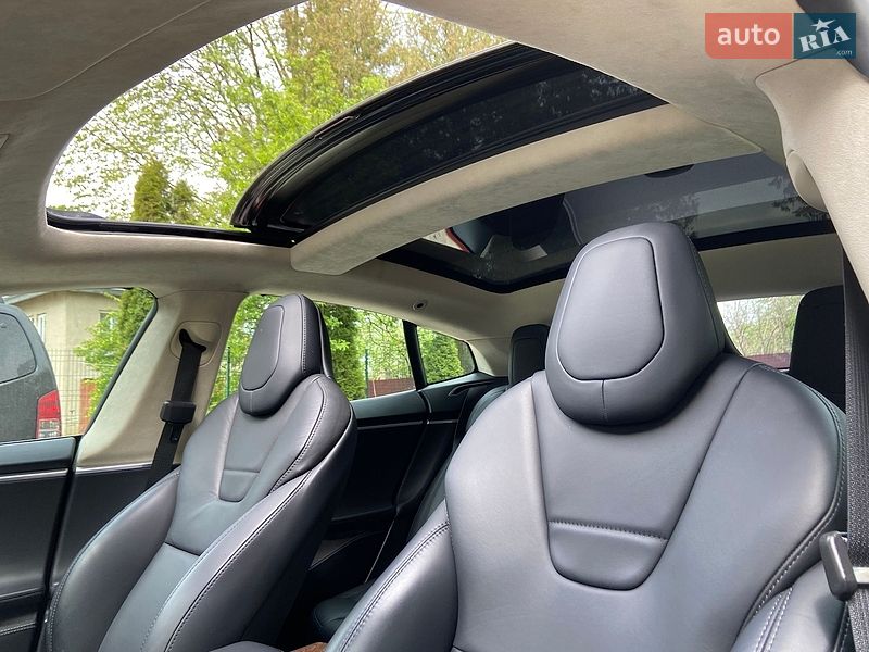 Ліфтбек Tesla Model S 2017 в Чернівцях