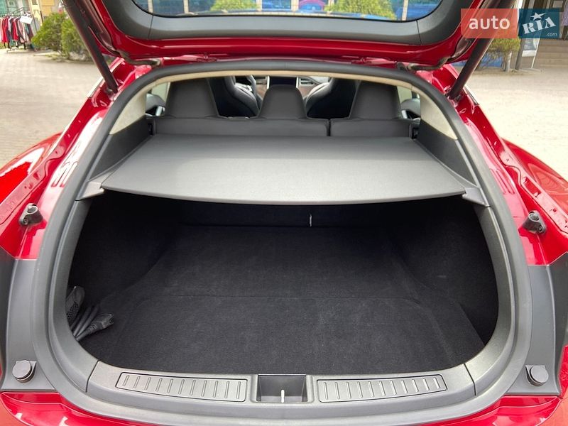 Ліфтбек Tesla Model S 2017 в Чернівцях