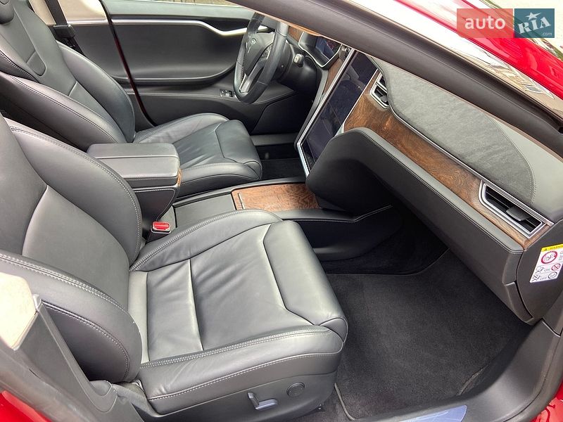 Ліфтбек Tesla Model S 2017 в Чернівцях