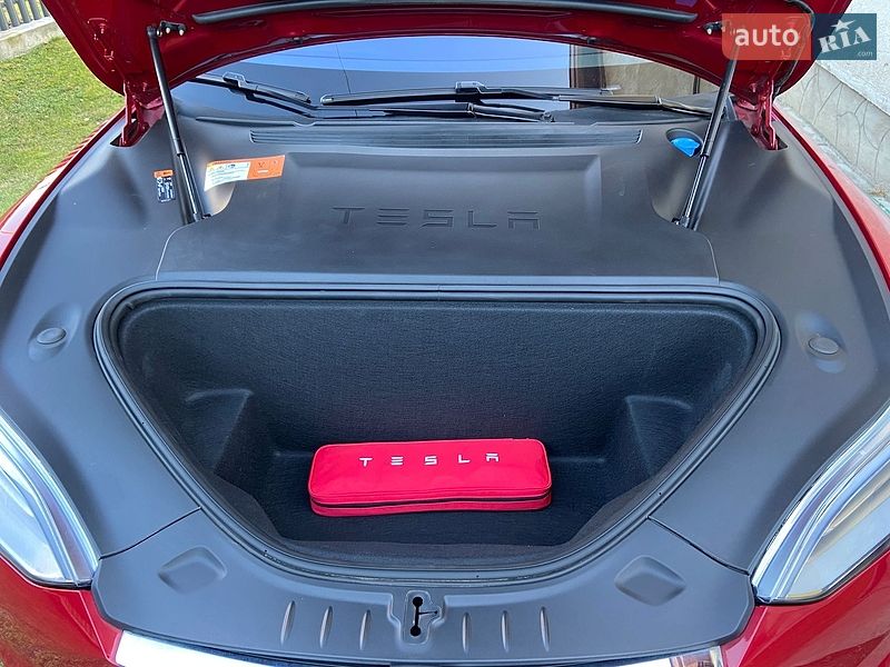Ліфтбек Tesla Model S 2017 в Чернівцях