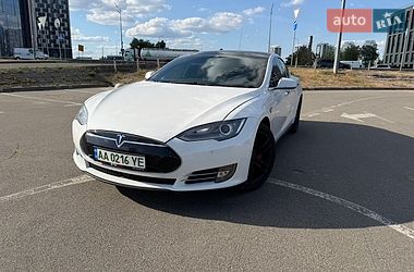 Лифтбек Tesla Model S 2015 в Киеве