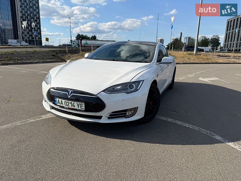 Лифтбек Tesla Model S 2015 в Киеве