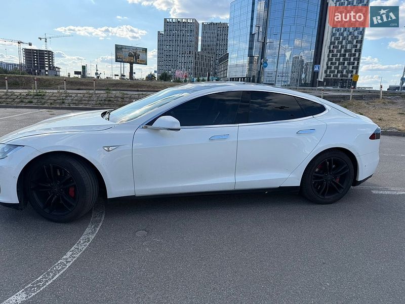 Лифтбек Tesla Model S 2015 в Киеве