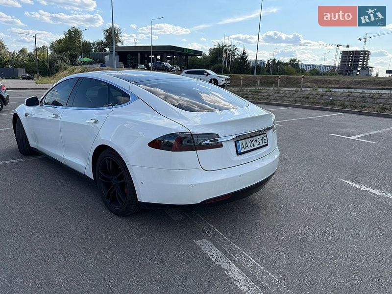 Лифтбек Tesla Model S 2015 в Киеве