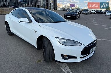 Лифтбек Tesla Model S 2015 в Киеве