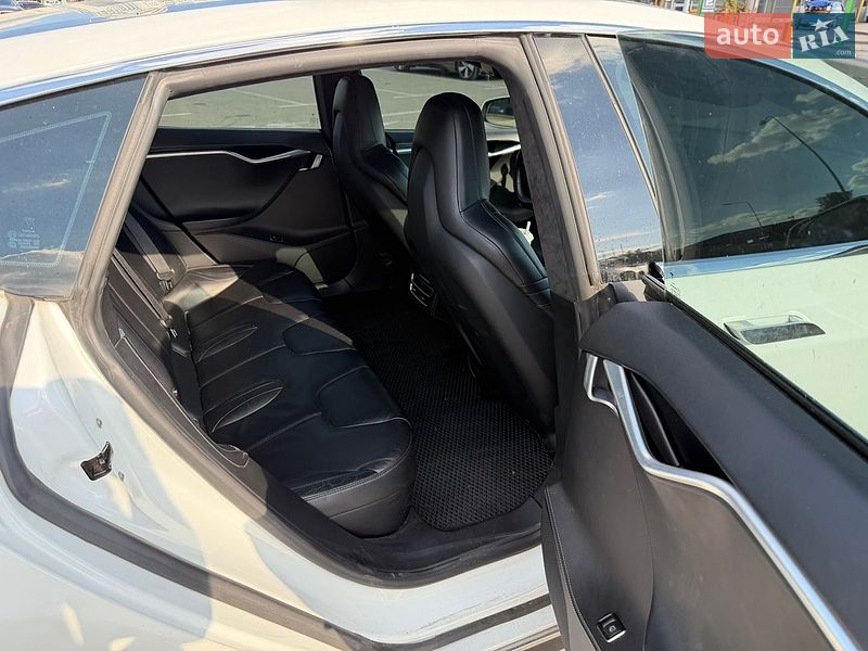 Лифтбек Tesla Model S 2015 в Киеве