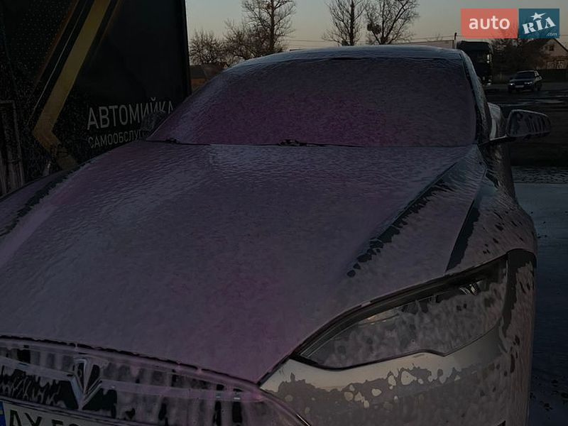Лифтбек Tesla Model S 2013 в Валках