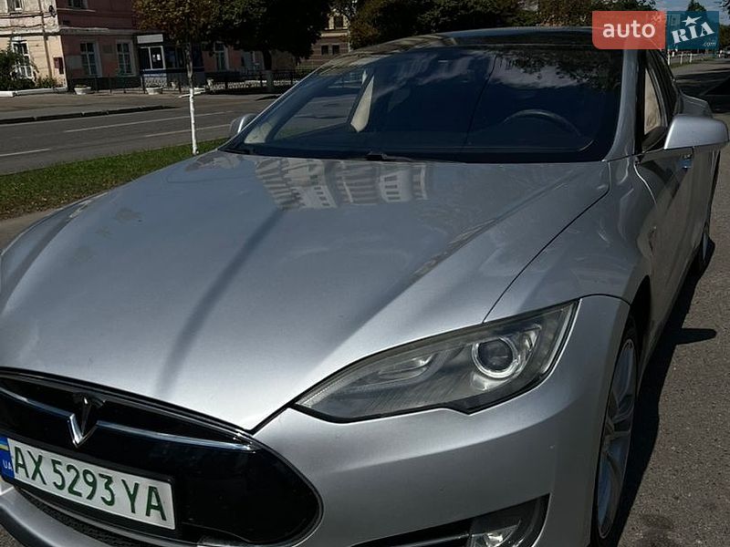 Лифтбек Tesla Model S 2013 в Валках