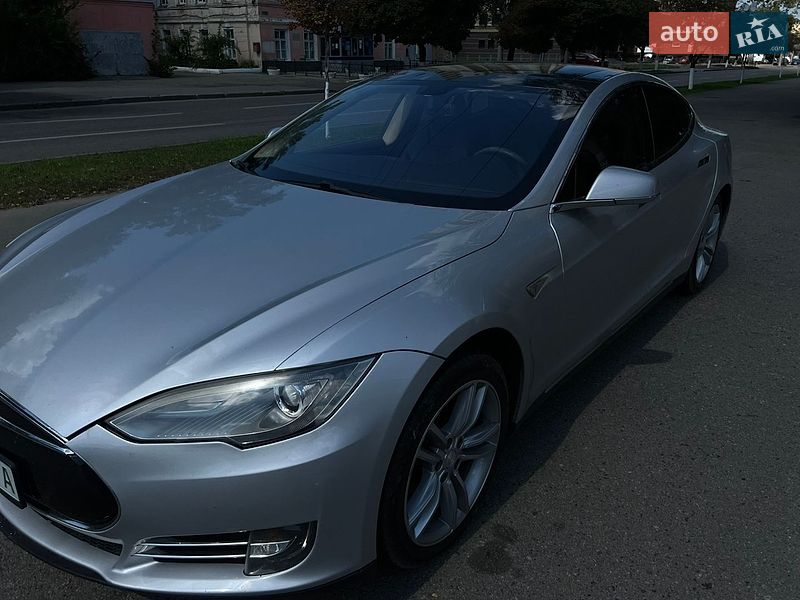 Лифтбек Tesla Model S 2013 в Валках