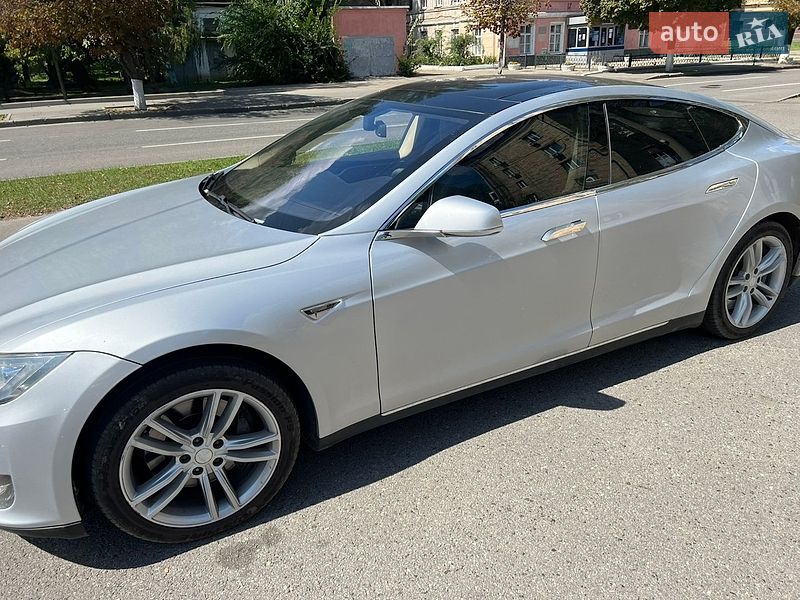 Лифтбек Tesla Model S 2013 в Валках