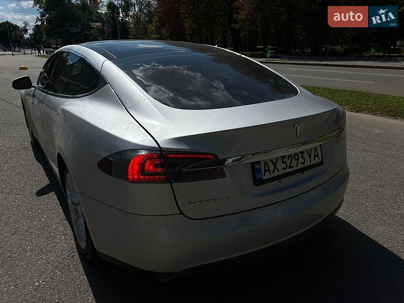 Лифтбек Tesla Model S 2013 в Валках