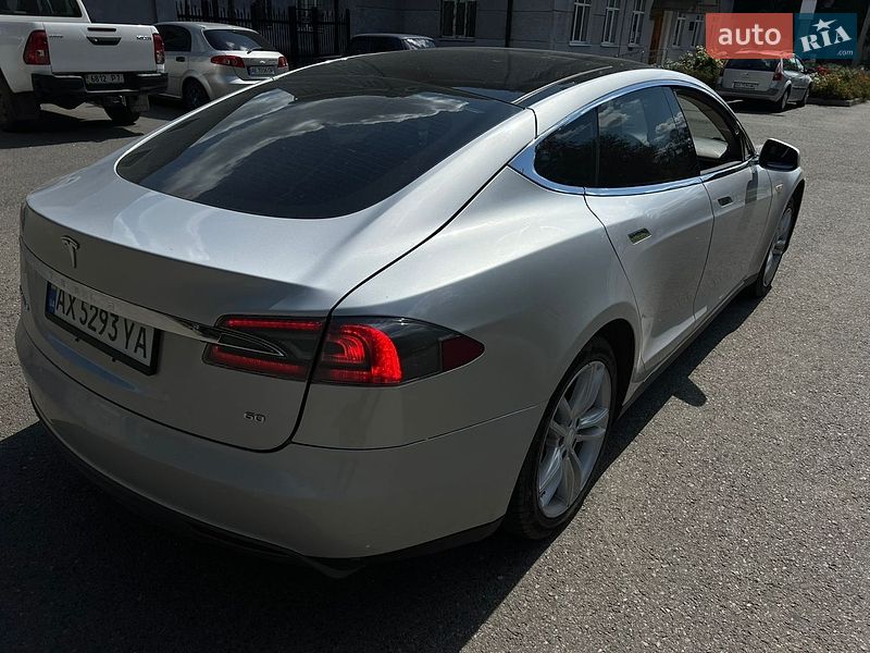 Лифтбек Tesla Model S 2013 в Валках