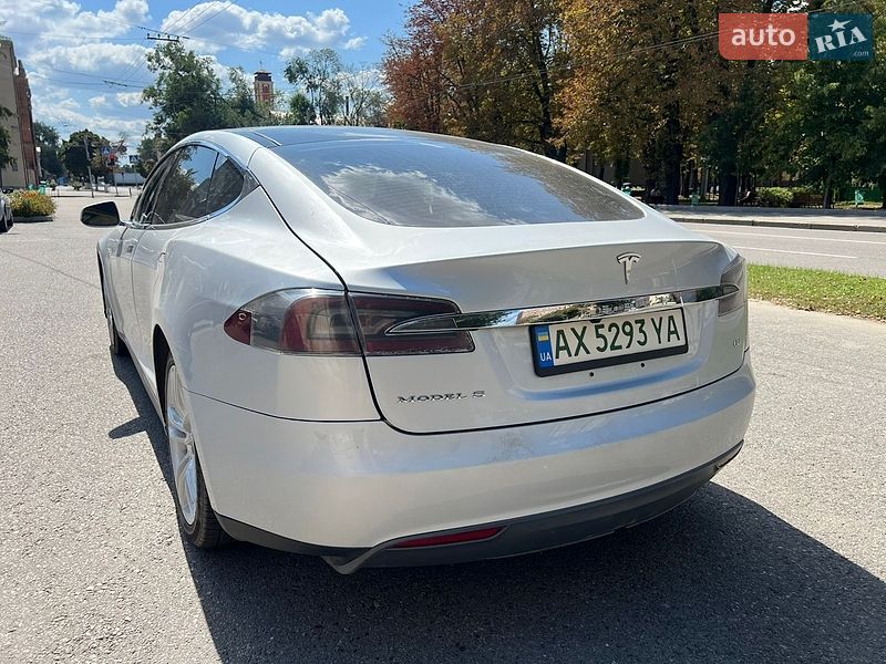 Лифтбек Tesla Model S 2013 в Валках