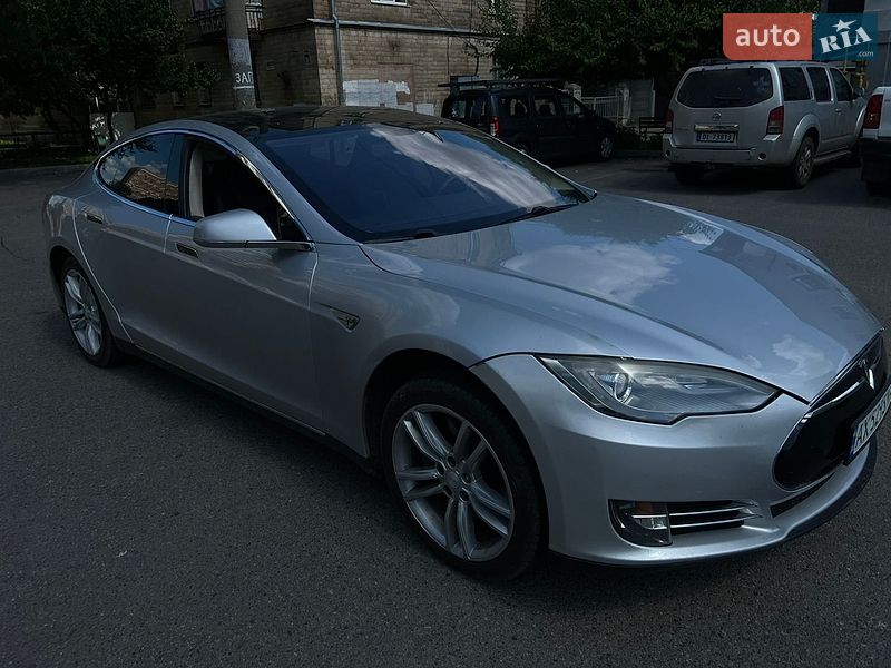 Лифтбек Tesla Model S 2013 в Валках