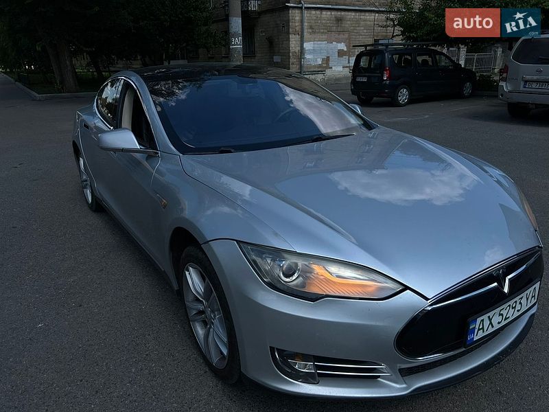 Лифтбек Tesla Model S 2013 в Валках