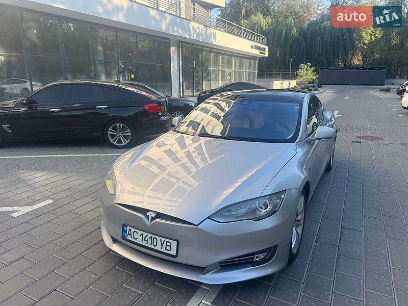 Tesla Model S 2015