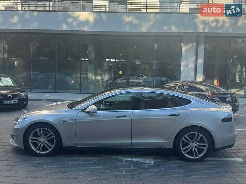 Ліфтбек Tesla Model S 2015 в Рівному