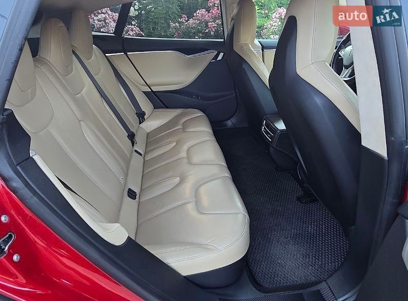 Лифтбек Tesla Model S 2015 в Киеве