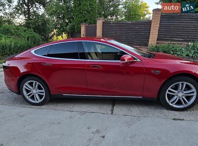Лифтбек Tesla Model S 2015 в Киеве