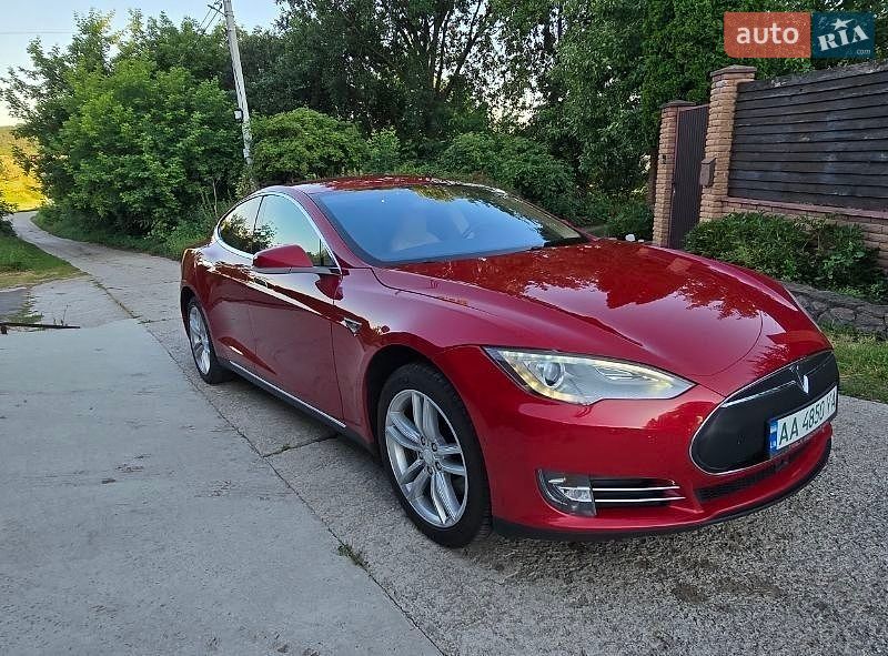 Лифтбек Tesla Model S 2015 в Киеве