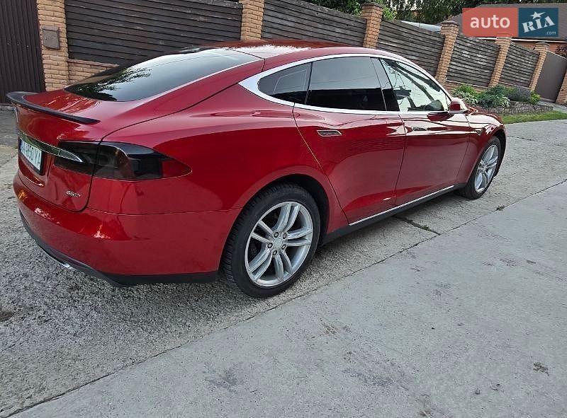 Лифтбек Tesla Model S 2015 в Киеве