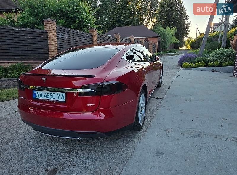 Лифтбек Tesla Model S 2015 в Киеве