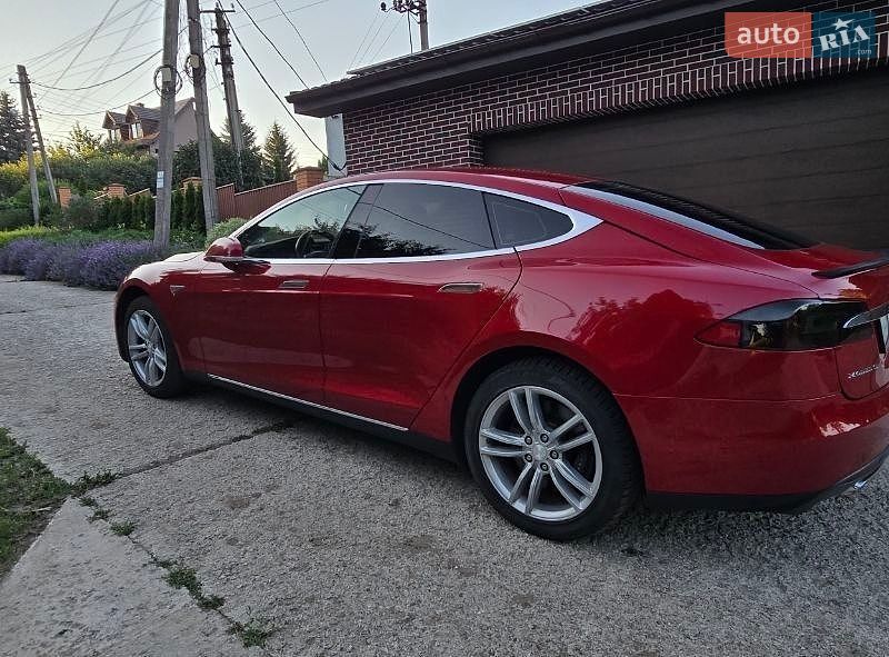 Лифтбек Tesla Model S 2015 в Киеве