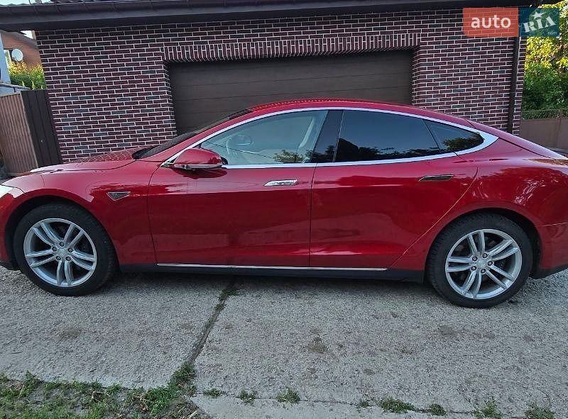 Лифтбек Tesla Model S 2015 в Киеве