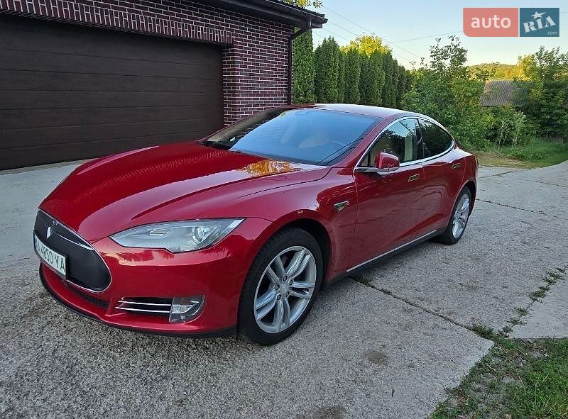 Лифтбек Tesla Model S 2015 в Киеве