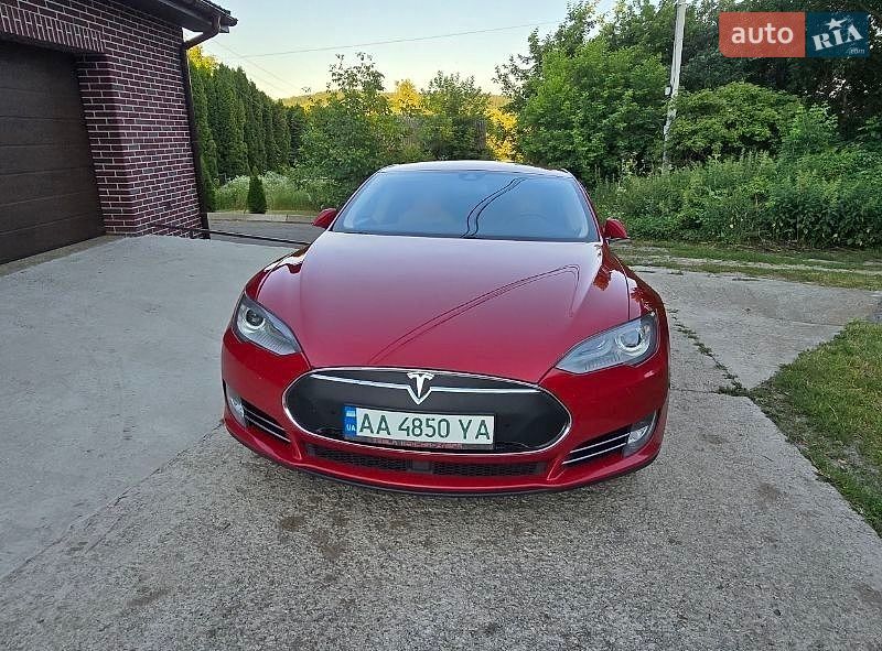 Лифтбек Tesla Model S 2015 в Киеве
